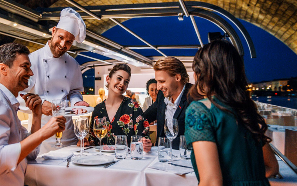Kristall-Dinner auf einem Glasboot in Prag